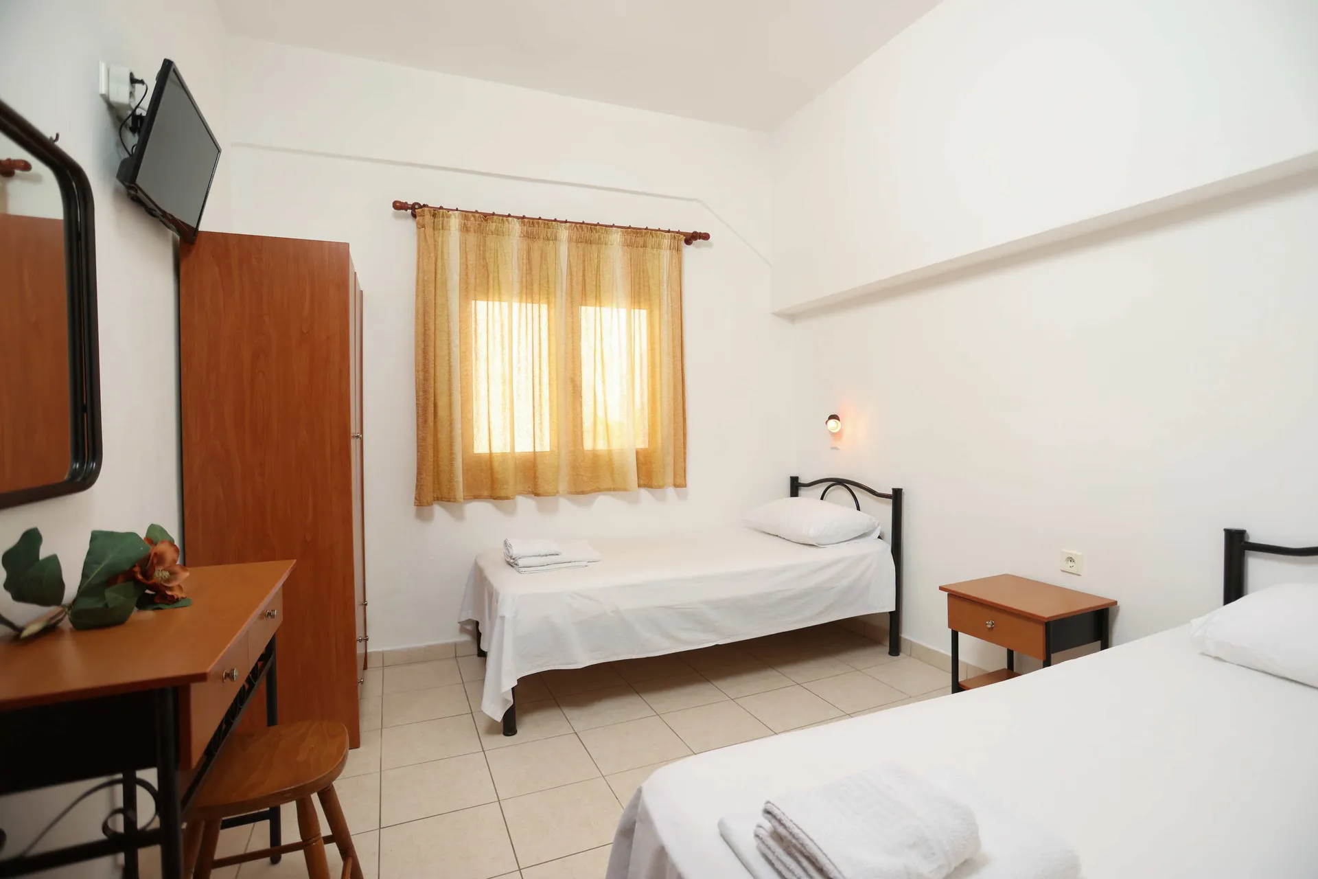 Tiara Holidays - Gregory Apartments - One Bedroom Apartment - bedroom